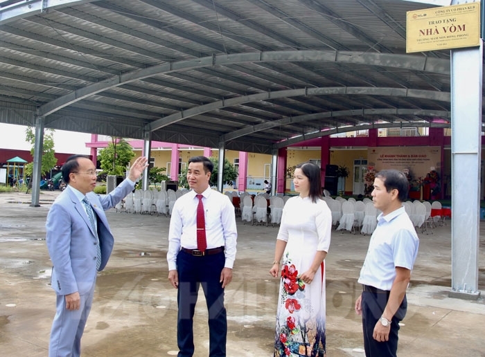 Ông Bùi Trọng Tấn (ngoài cùng bên trái) giới thiệu công trình nhà vòm dành tặng Trường Mầm non xã Hồng Phong 